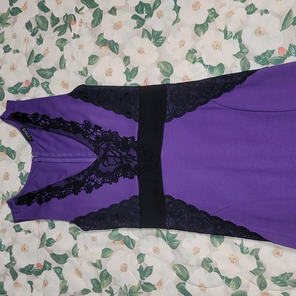 🅴 Purple bodycon stretch dress accented with black lace v-neck and side panels - Picture 9 of 16